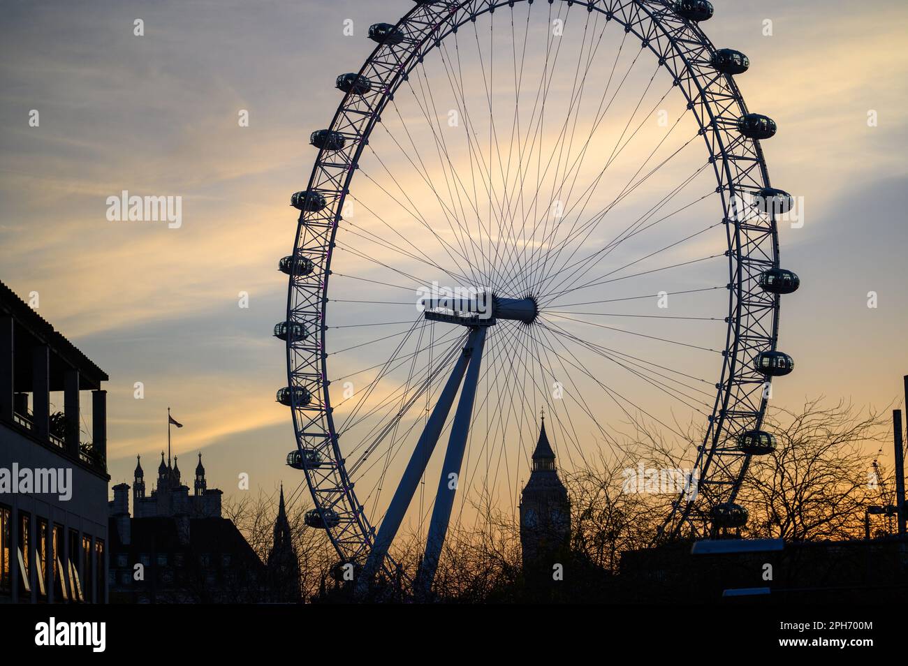 LONDRES - 12 novembre 2022 : le célèbre London Eye et Big Ben au coucher du soleil Banque D'Images