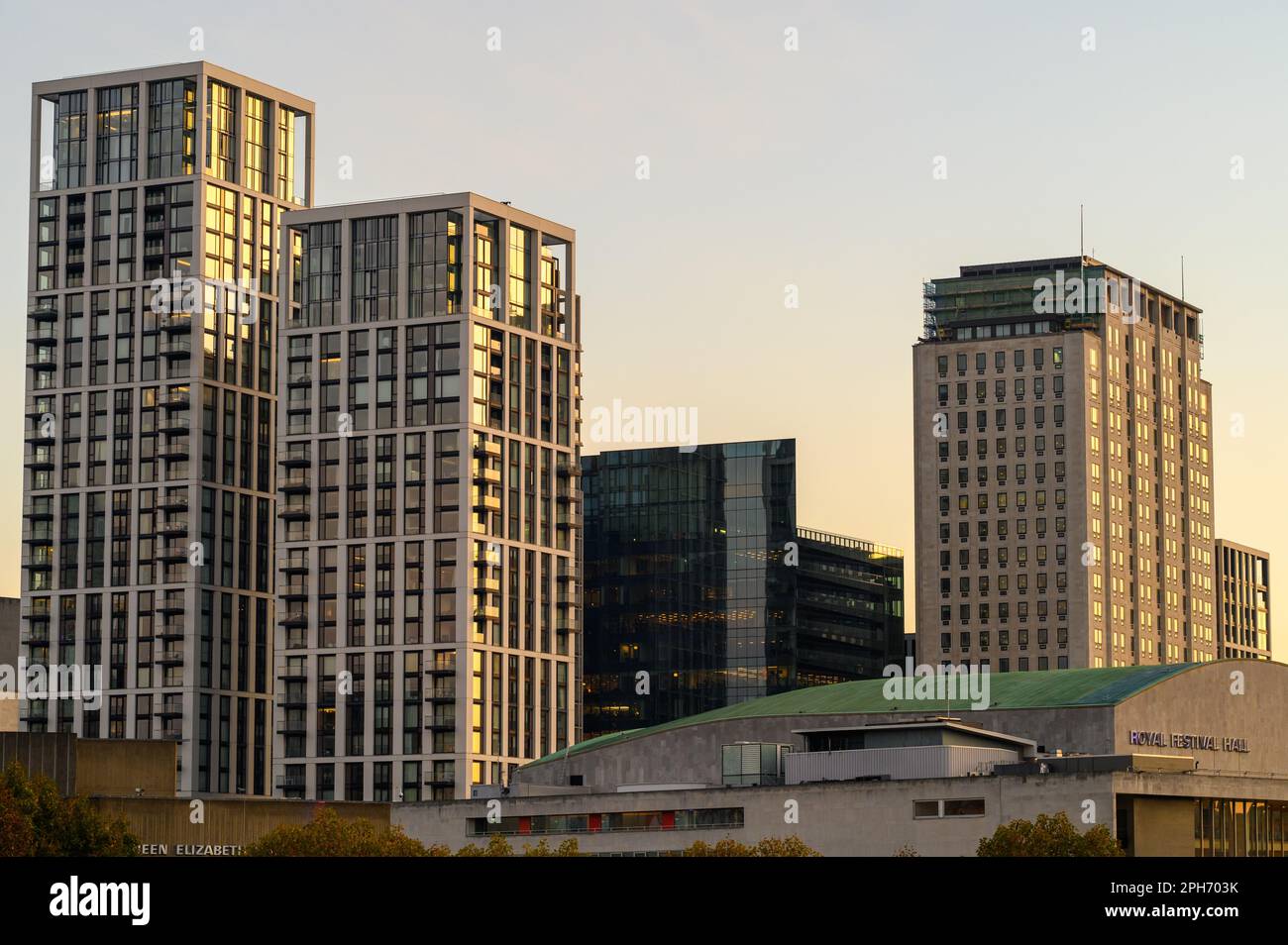 LONDRES - 12 novembre 2022 : un coucher de soleil doré et chaleureux crée une toile de fond étonnante pour la ville de Londres, en jetant son éclat sur les bâtiments et les gratte-ciel. Banque D'Images