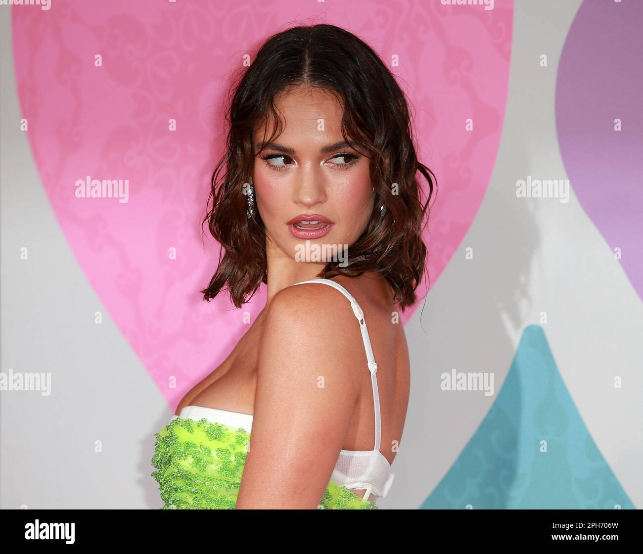 Lily James assiste au « Qu'est-ce que l'amour a à faire avec ? » Première britannique à Odeon Luxe Leicester Square à Londres. Banque D'Images