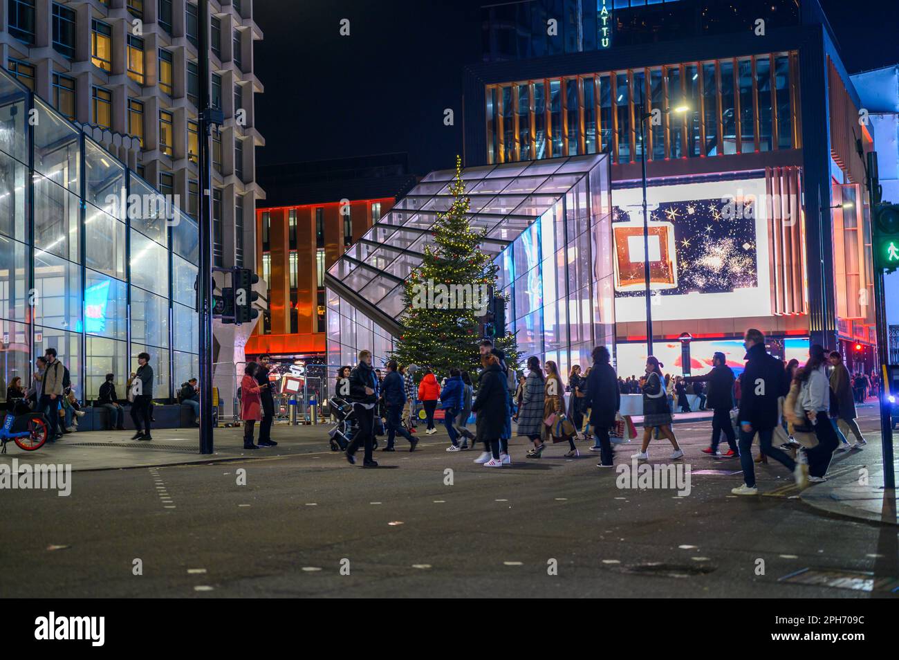 LONDRES - 12 novembre 2022 : parcourez la foule des amateurs de shopping de Noël dans cette rue animée de Tottenham court Road. Banque D'Images