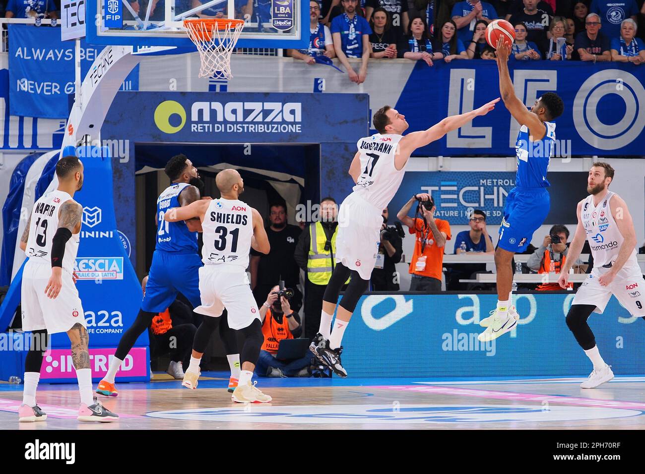 3 points de tir (Germani Brescia) pendant le basket italien série A  Championship Germani Brescia vs EA7 Emporio Armani Milano sur 26 mars 2023  à la Palaleonessa A2A à Brescia, Italie (photo