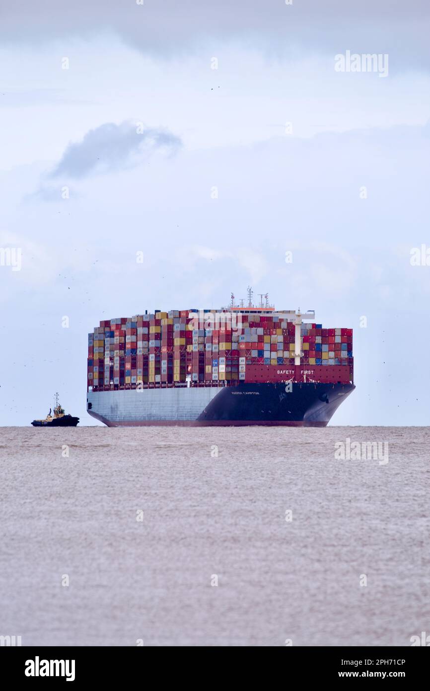 Le bateau à conteneurs Maersk Compton entre dans le port de Felixstowe, Suffolk, Royaume-Uni, assisté de remorqueurs. Banque D'Images