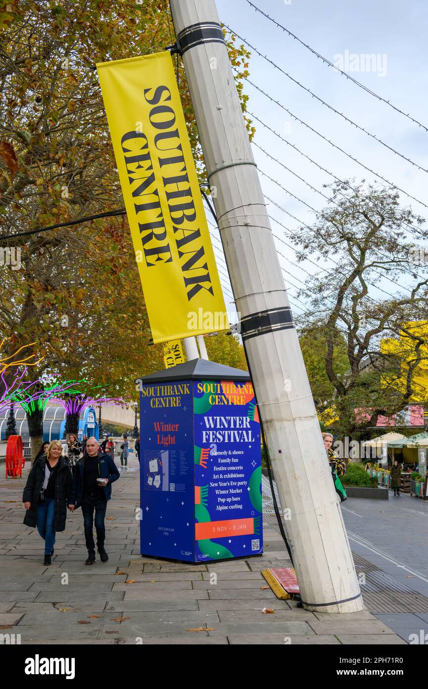 LONDRES - 13 novembre 2022: Les gens aiment une promenade le long de la rive sud de Londres, après une bannière pour le centre de Southbank. L'un des quartiers les plus animés de Londres Banque D'Images