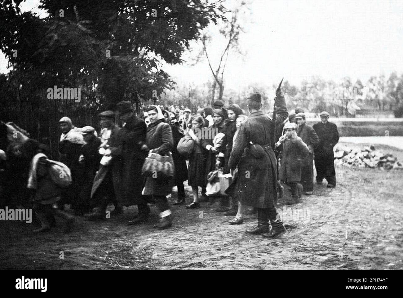 Une colonne de Juifs faisant la marche du village de JĘDRZEJÓW au camp d'extermination de Treblinka sur 16 septembre 1942 Banque D'Images