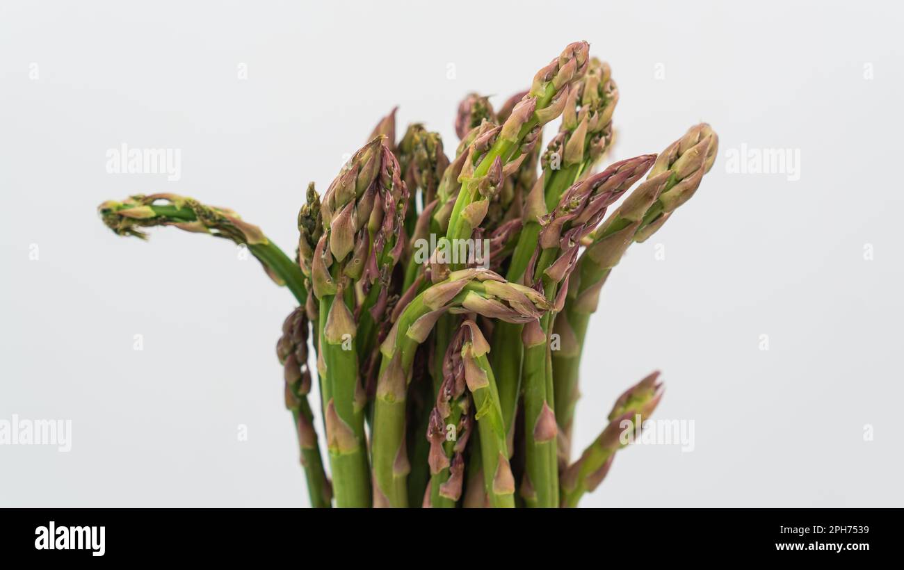 Foyer sélectif des épis d'asperges fraîches sur fond blanc isolé. Gros plan Banque D'Images