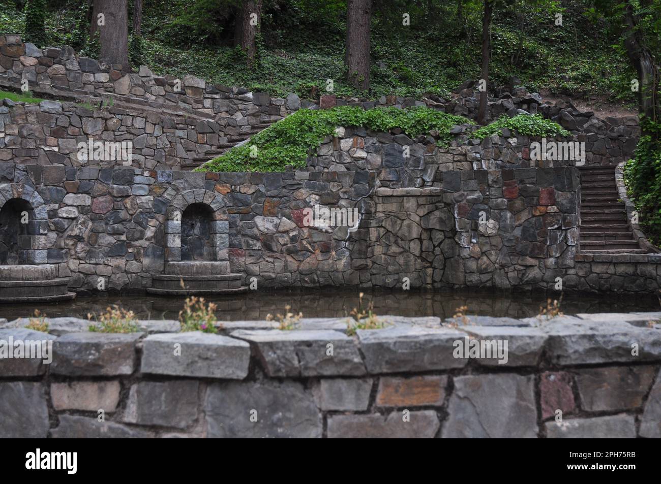 Fontaine et mur en pierre / Fuente y Pared de piedra Banque D'Images