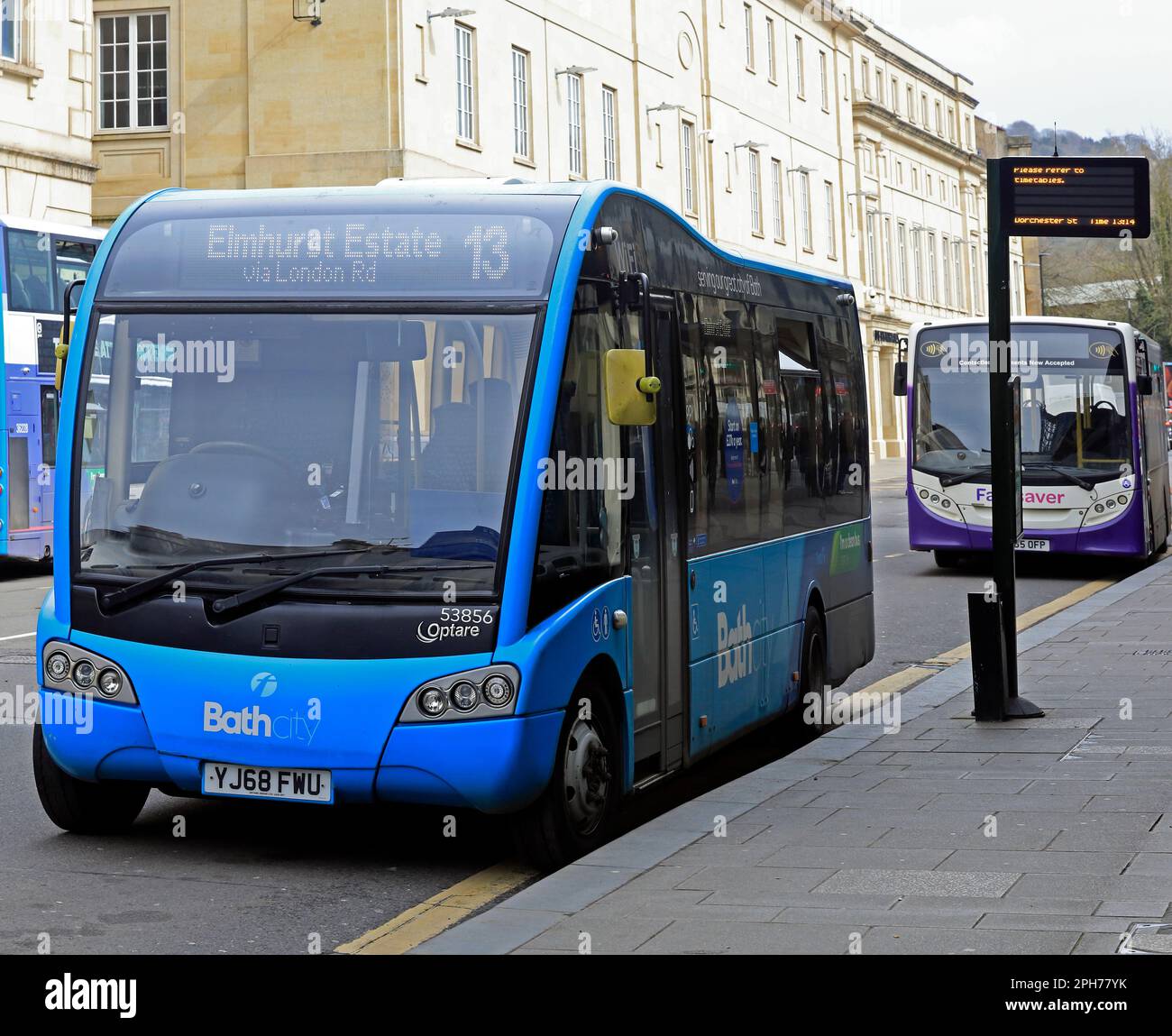 Bus bleu à un arrêt de bus, station de bus de Bath. Non 13. Domaine Elmhurst. Banque D'Images