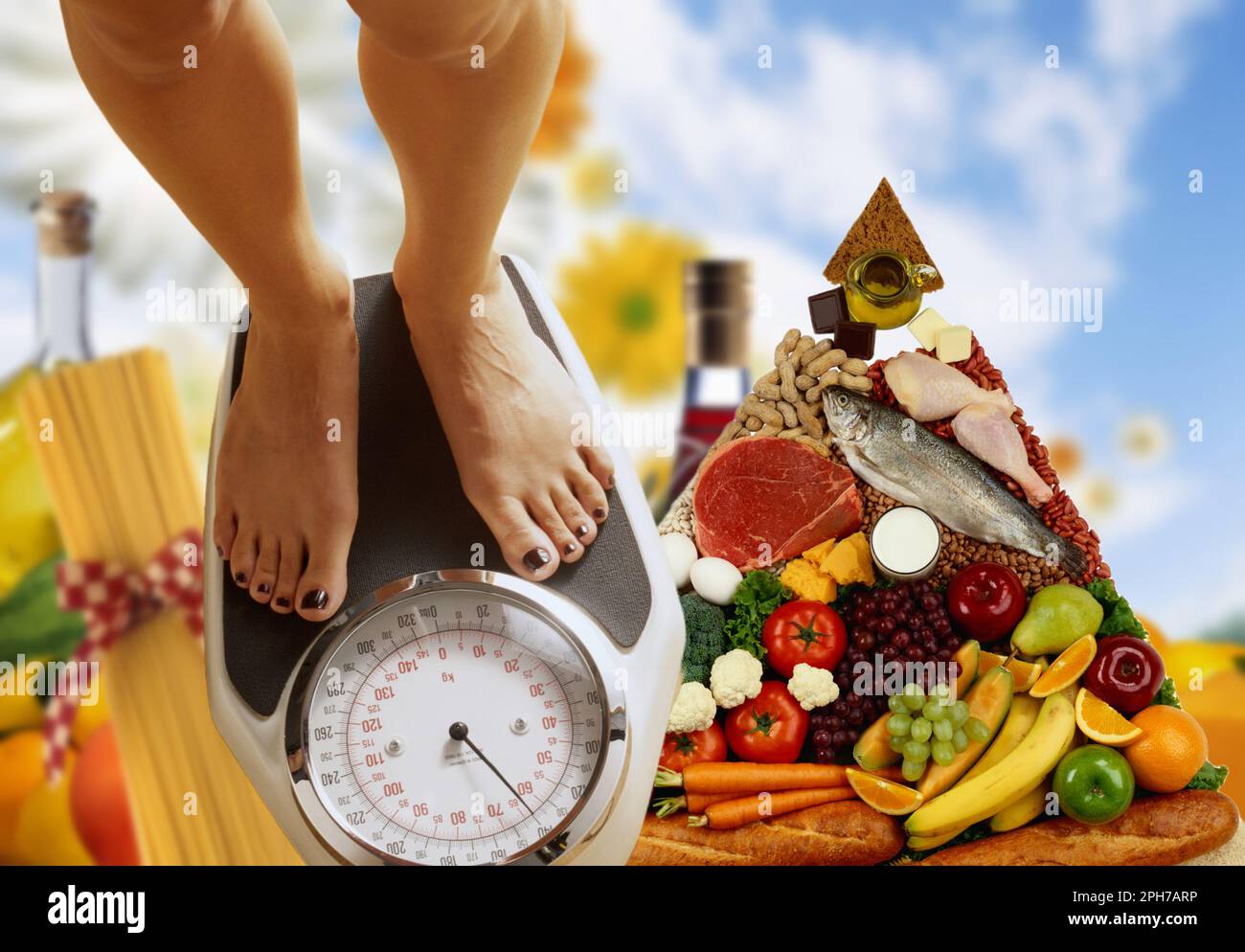 Régime méditerranéen - Un homme sur l'échelle et autour de lui des aliments de régime méditerranéen Banque D'Images