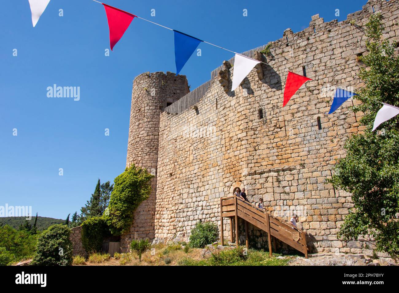 Le château presque carré de Villerouge-Termenès se trouve dans une vallée de la région des Corbières et a autrefois gardé les terres des archevêques de Narbonne. Banque D'Images