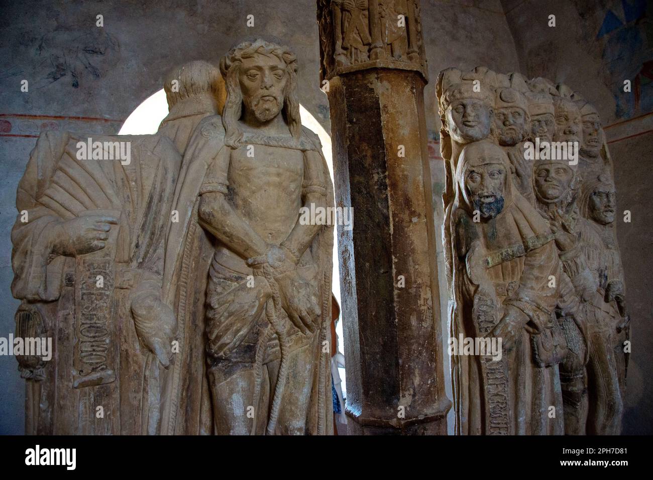 Figures d'un groupe médiéval de crucifixion sculpté dans la pierre exposée au musée du château de Carcassonne. Banque D'Images