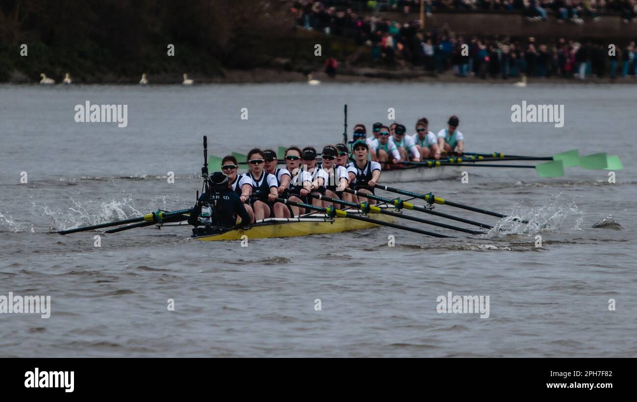 Cambridge dirige la course féminine Oxford / Cambridge Gemini Boat Race Londres 2023 Banque D'Images