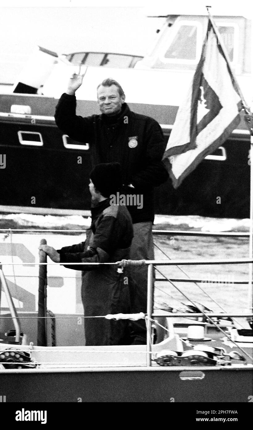 AJAXNETPHOTO. 29TH MARS 1982. SOLENT, ANGLETERRE. - COURSE MONDIALE DE WHITBREAD - GAGNANT GÉNÉRAL DE LA CIRCULAIRE SKIPPER CORNELIS VAN RIETSCHOTEN REND HOMMAGE À LA VICTOIRE COMME SON YACHT APPROCHE DE LA FIN DE 4TH JAMBE DE MAR DEL PLATA. FLYER EST DEVENU LE PREMIER YACHT DE L'HISTOIRE DE LA COURSE À PRENDRE DES HONNEURS DE LIGNE POUR LES QUATRE JAMBES. PHOTO:JONATHAN EASTLAND/AJAX REF:MX340 222904 11 Banque D'Images