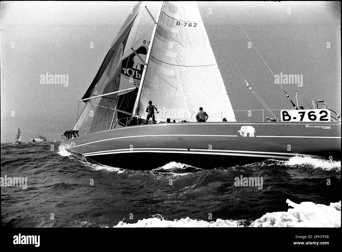 AJAXNETPHOTO. 1985. SOLENT, ANGLETERRE. - WHITBREAD AUTOUR DE LA COURSE MONDIALE - DÉBUT - ENTRÉE BELGE CÔTE D'OR BROQUÉE PAR ERIC TABARLY SE DIRIGE VERS LES AIGUILLES. PHOTO:JONATHAN EASTLAND/AJAX REF:MX340 222904 5 Banque D'Images