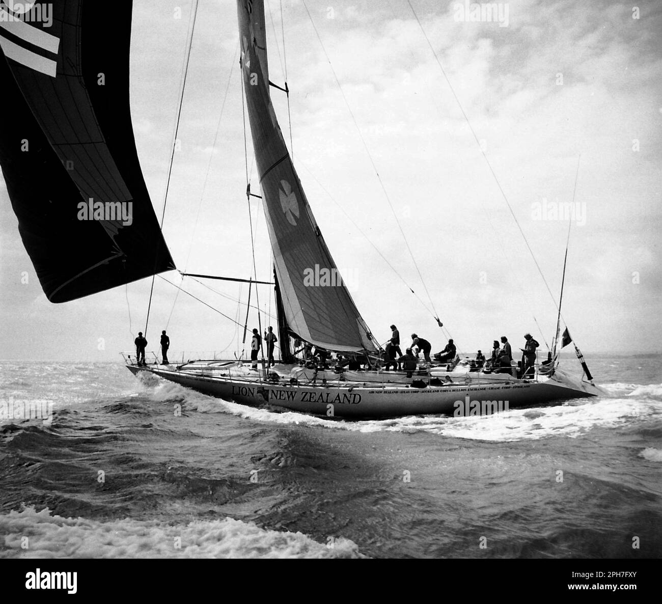 PHOTOS DE NOUVELLES AJAX. 1986. SOLENT, ANGLETERRE. WHITBREAD WORLD RACE - FIN - LION NOUVELLE-ZÉLANDE / SKIPPER : PETER BLAKE (NZ) SE DIRIGE VERS LA FIN DE LA QUATRIÈME JAMBE DE PORTSMOUTH. PHOTO:JONATHAN EASTLAND/AJAX REF:MX340 222904 2 Banque D'Images