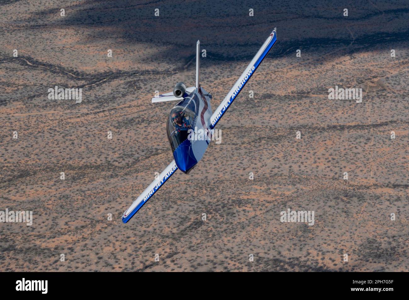 Un jet SubSonex modifié survole le sud de l'Arizona, en 23 mars 2023. Le mini-jet est un avion entièrement aérobie qui pèse 500 livres et va jusqu'à 300 mph. (É.-U. Photo de la Force aérienne par le sergent d'état-major Kristine Legate) Banque D'Images