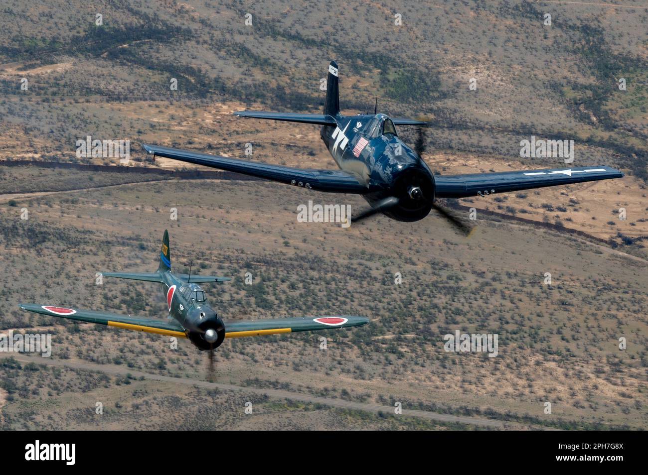 Un Hellcat F6F-3 et un A6M3 zéro de la Force aérienne commémorative survolent ensemble le sud de l'Arizona, en 23 mars 2023. La CAF recueille, restaure et conserve une collection d'avions de combat qui sont transportés par tous les services militaires des États-Unis et certains aéronefs d'autres pays. (É.-U. Photo de la Force aérienne par le sergent d'état-major Kristine Legate) Banque D'Images