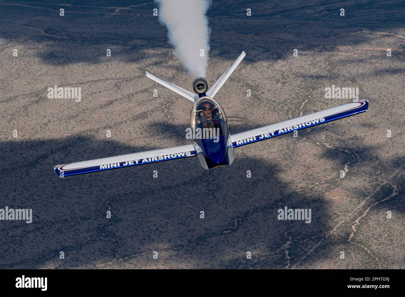 Un jet SubSonex modifié survole le sud de l'Arizona, en 23 mars 2023. Le mini-jet est un avion entièrement aérobie qui pèse 500 livres et va jusqu'à 300 mph. (É.-U. Photo de la Force aérienne par le sergent d'état-major Kristine Legate) Banque D'Images