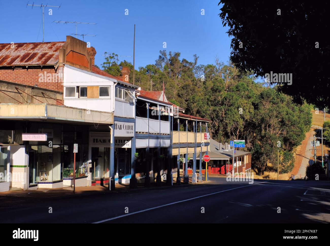 Bridgetown: Boutiques traditionnelles et pub avec forêt d'arbres à Steere St et Henry Street, Bridgetown, sud-ouest de l'Australie occidentale Banque D'Images