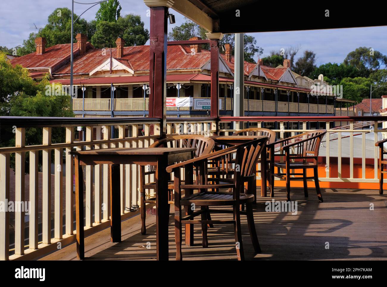 Bridgetown : vue sur les vérandas de deux pubs australiens traditionnels peu après le lever du soleil à Bridgetown, dans le sud-ouest de l'Australie occidentale Banque D'Images