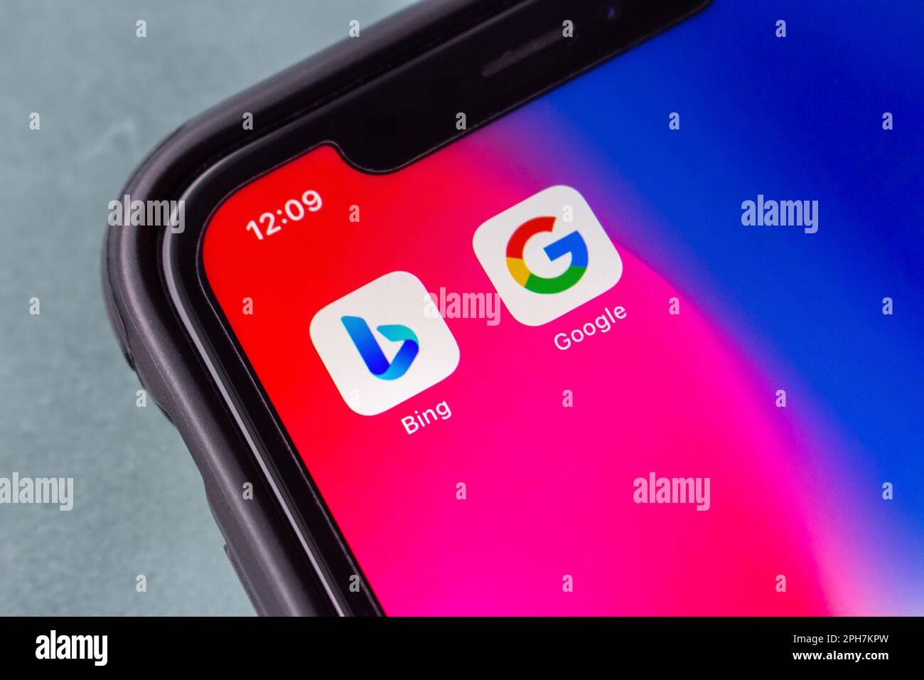Icônes Microsoft Bing et Google sur iPhone. En février 2023, Microsoft a annoncé son intégration de ChatGPT à Bing (Bing Chat). Concept du moteur de recherche Banque D'Images