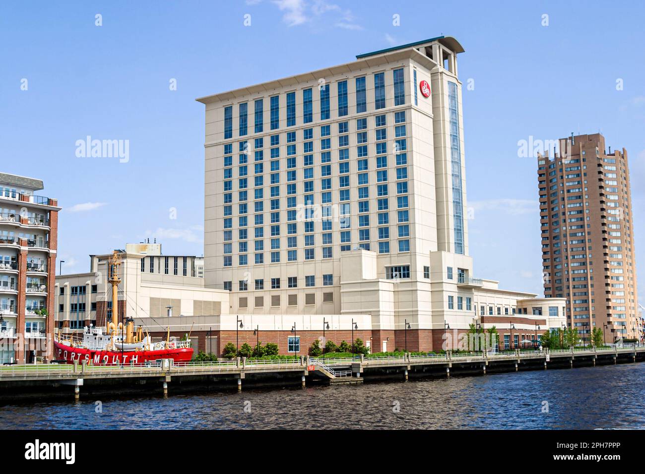 Virginia Portsmouth Elizabeth River Water, ville Skyline centre-ville centre-ville bâtiments centre, Lightship Museum North Landing hôtel Renaissance, 062203 T0008 Banque D'Images