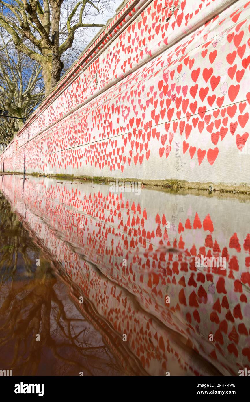 Londres, Royaume-Uni - 17 mars 2023 ; mur commémoratif national des Covid avec réflexion à Lambeth Londres sur la rive sud de la Tamise Banque D'Images