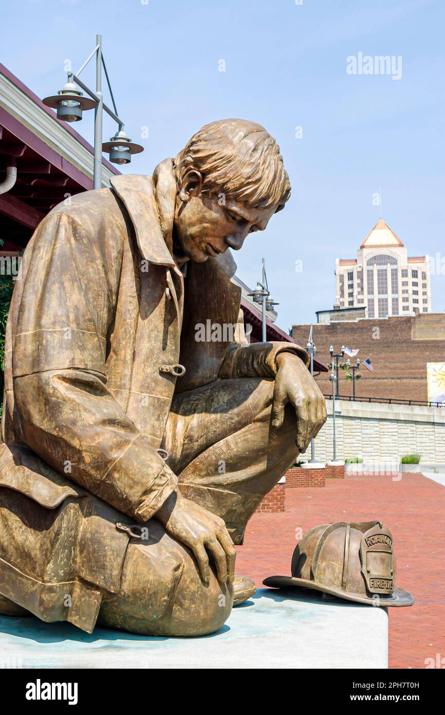 Virginia Roanoke Transportation Museum, collection d'expositions historiques sur l'histoire, statue statues tombales monument commémoratif des pompiers, Banque D'Images