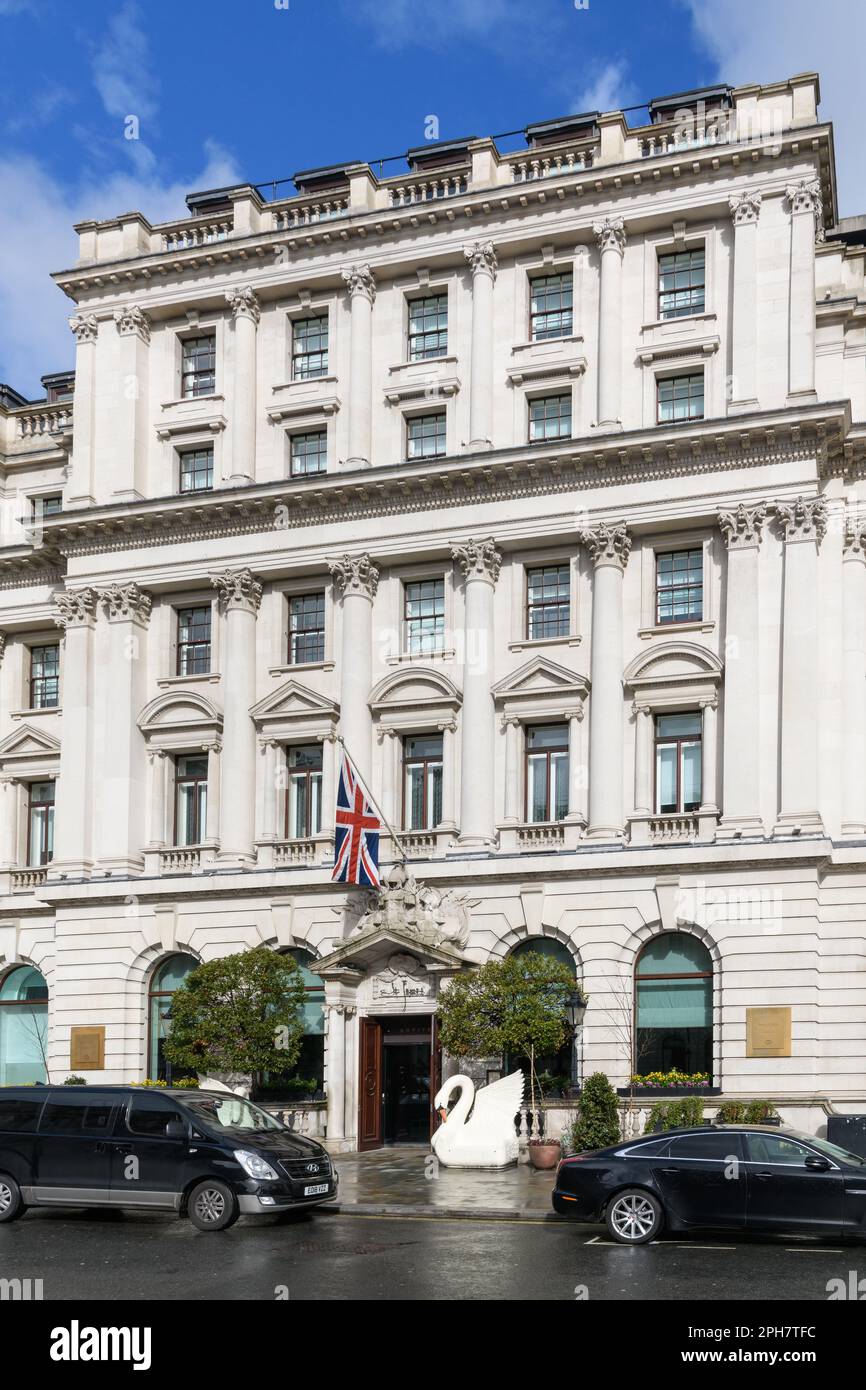 Londres, Royaume-Uni - 17 mars 2023 ; façade néoclassique du Sofitel Londres St James au soleil Banque D'Images