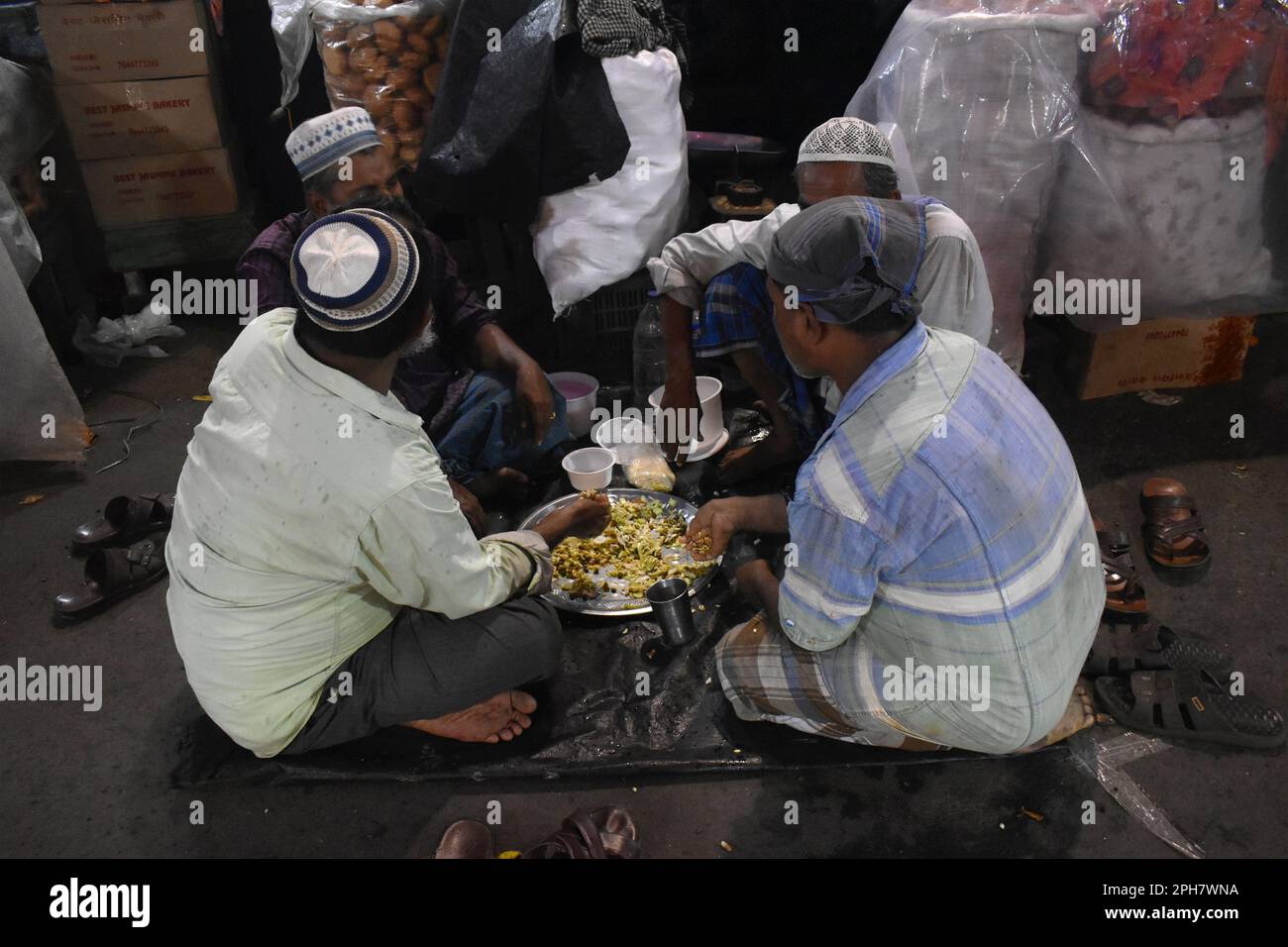 Kolkata, Inde. 26th mars 2023. Les musulmans mangent leur iftar (en train de se casser rapidement) côté repas sur la route pendant le mois Saint du Ramadan à Kolkata. (Photo de Sudipta Das/Pacific Press) Credit: Pacific Press Media production Corp./Alay Live News Banque D'Images