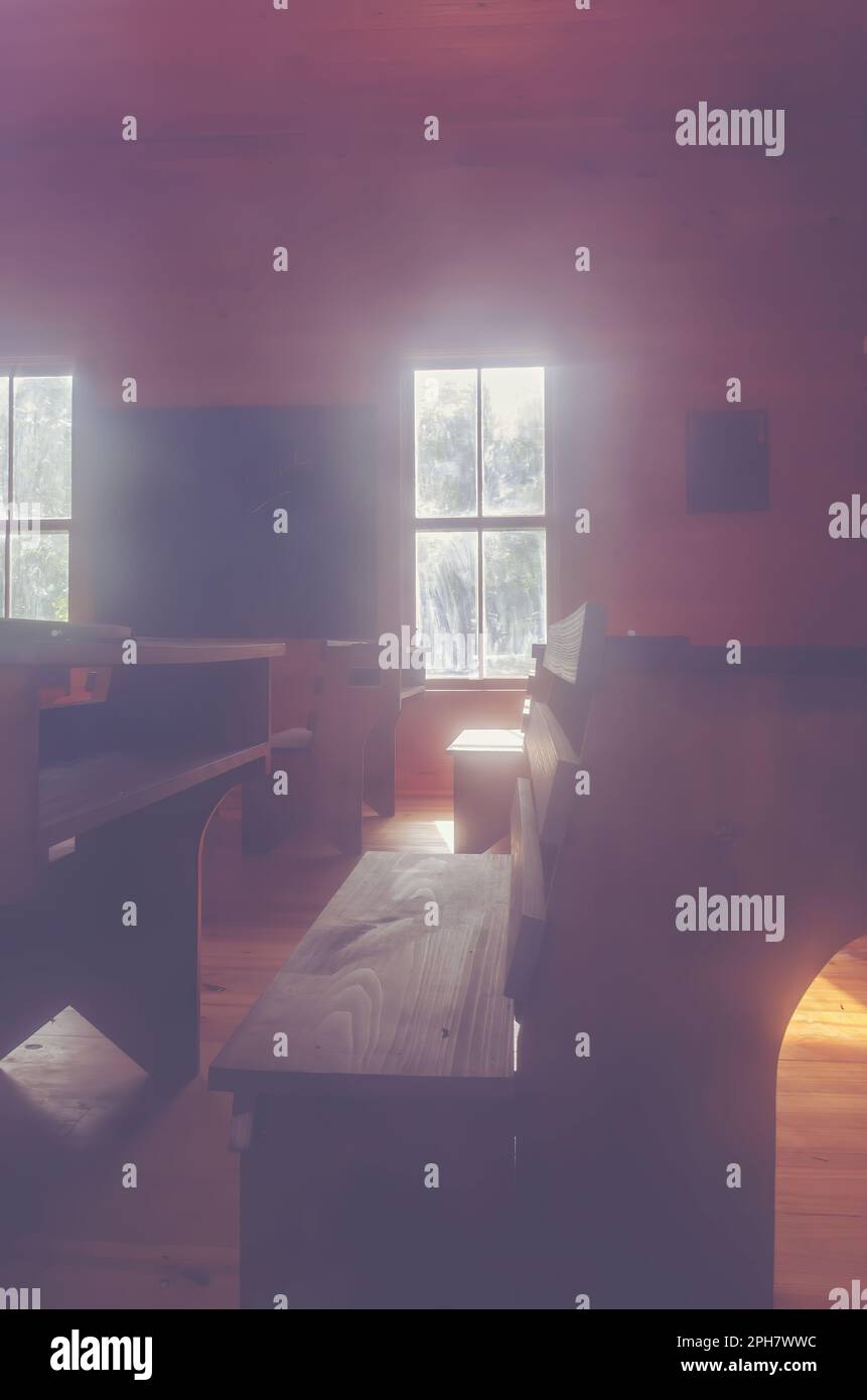 Des bureaux scolaires en bois d'époque remplissent County Line Schoolhouse, également connu sous le nom d'Evanston School, dans le parc de la ville de Lucedale, Mississippi. Banque D'Images