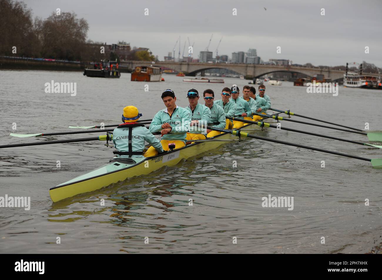 River Thames, Londres, Royaume-Uni. 26th mars 2023. Courses nautiques à l'université, Oxford contre Cambridge ; bateau Goldie mis dans l'eau. Bow: George Hawkswell, 2: Orlando Morley, 3: Thomas Marsh, 4: Cameron Mackenzie, 5: Reef Boericke, 6: Cameron Spiers, 7: Luke Beever, AVC: Sean Hayes, Cox: Ollie Boyne crédit: Action plus Sports/Alay Live News Banque D'Images