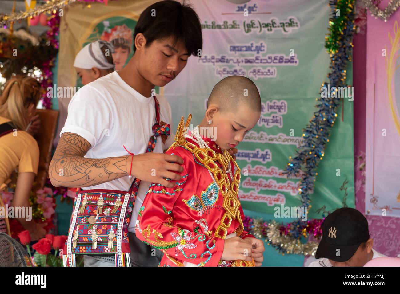 Nonthaburi, Thaïlande. 26th mars 2023. Les garçons sont vêtus de costumes élaborés, une cérémonie d'ordination novice connue sous le nom de 'poi sang long', une cérémonie pratiquée par le peuple Tai Yai, à Wat Prasat (temple de Prasat), situé dans la province de Nonthaburi, à 20 kilomètres au nord de Bangkok, Thaïlande, 26 mars 2023. (Photo de Teera Noisakran/Pacific Press) Credit: Pacific Press Media production Corp./Alay Live News Banque D'Images