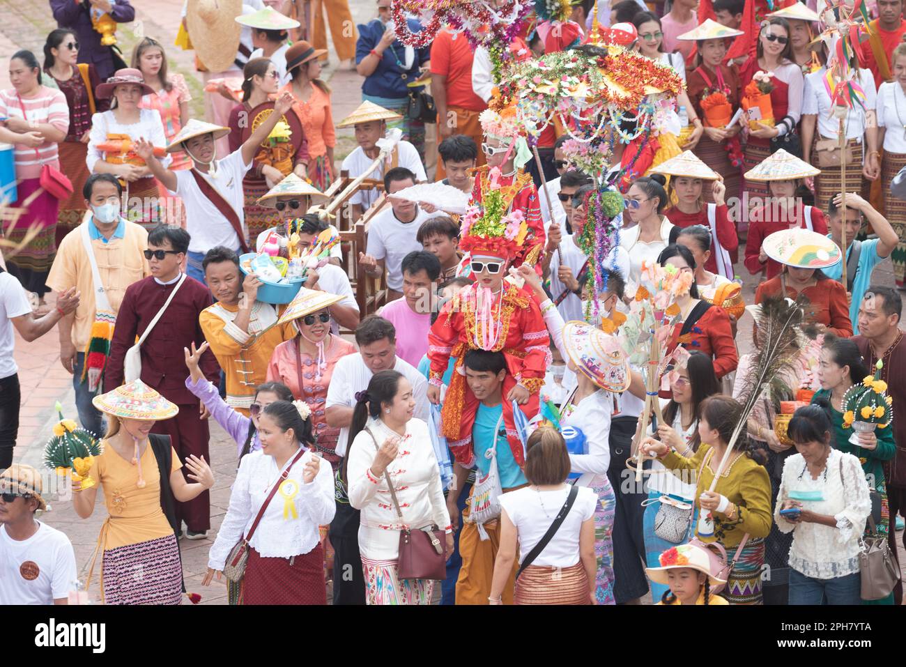 Nonthaburi, Thaïlande. 26th mars 2023. Les gens se joignent à la parade des novices comme 'poi sang long', une cérémonie pratiquée par le peuple Tai Yai, à Wat Prasat (temple de Prasat), situé dans la province de Nonthaburi, à 20 kilomètres au nord de Bangkok, en Thaïlande. Les garçons sont vêtus de costumes élaborés, sur 26 mars 2023. (Photo de Teera Noisakran/Pacific Press) Credit: Pacific Press Media production Corp./Alay Live News Banque D'Images