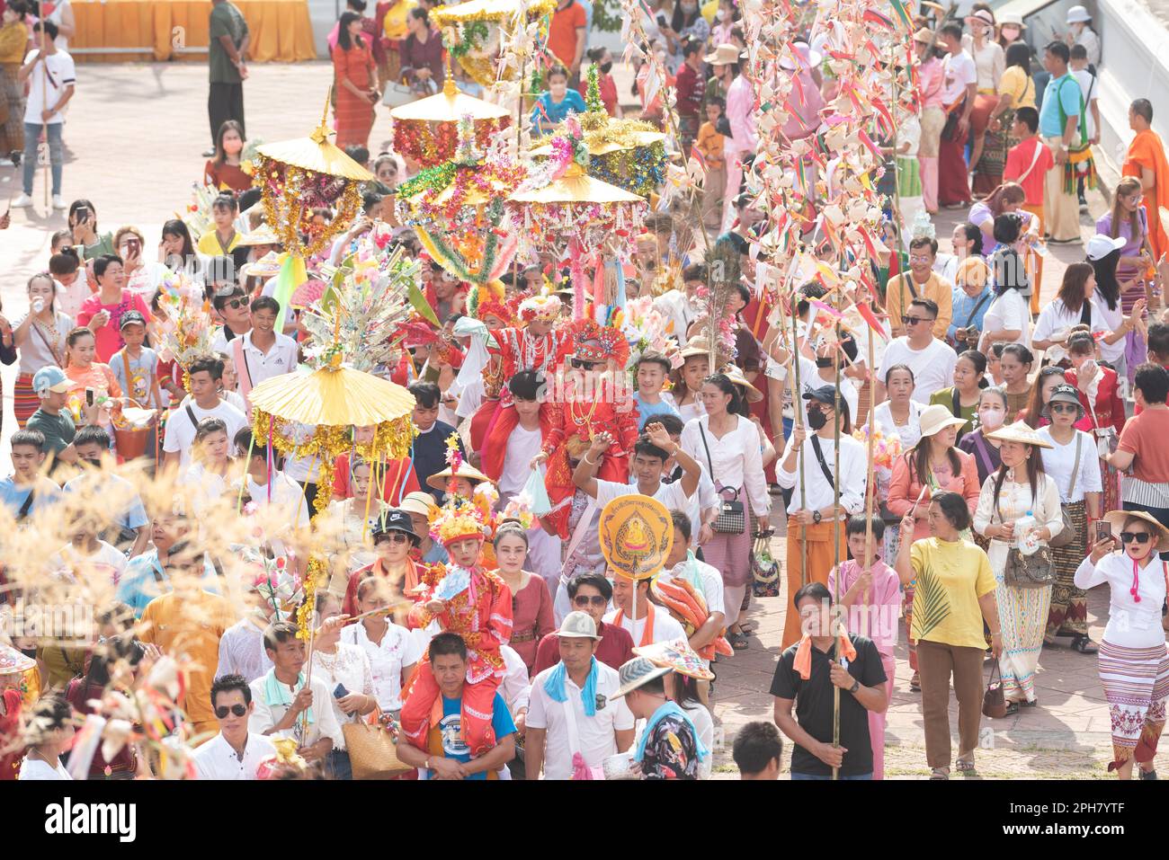 Nonthaburi, Thaïlande. 26th mars 2023. Les gens se joignent à la parade des novices comme 'poi sang long', une cérémonie pratiquée par le peuple Tai Yai, à Wat Prasat (temple de Prasat), situé dans la province de Nonthaburi, à 20 kilomètres au nord de Bangkok, en Thaïlande. Les garçons sont vêtus de costumes élaborés, sur 26 mars 2023. (Photo de Teera Noisakran/Pacific Press) Credit: Pacific Press Media production Corp./Alay Live News Banque D'Images
