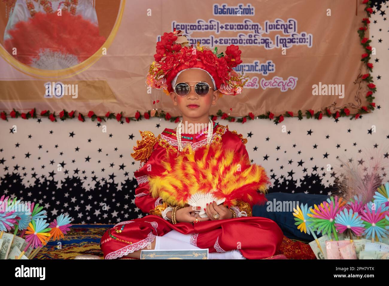 Nonthaburi, Thaïlande. 26th mars 2023. Les garçons sont vêtus de costumes élaborés, une cérémonie d'ordination novice connue sous le nom de 'poi sang long', une cérémonie pratiquée par le peuple Tai Yai, à Wat Prasat (temple de Prasat), situé dans la province de Nonthaburi, à 20 kilomètres au nord de Bangkok, Thaïlande, 26 mars 2023. (Photo de Teera Noisakran/Pacific Press) Credit: Pacific Press Media production Corp./Alay Live News Banque D'Images