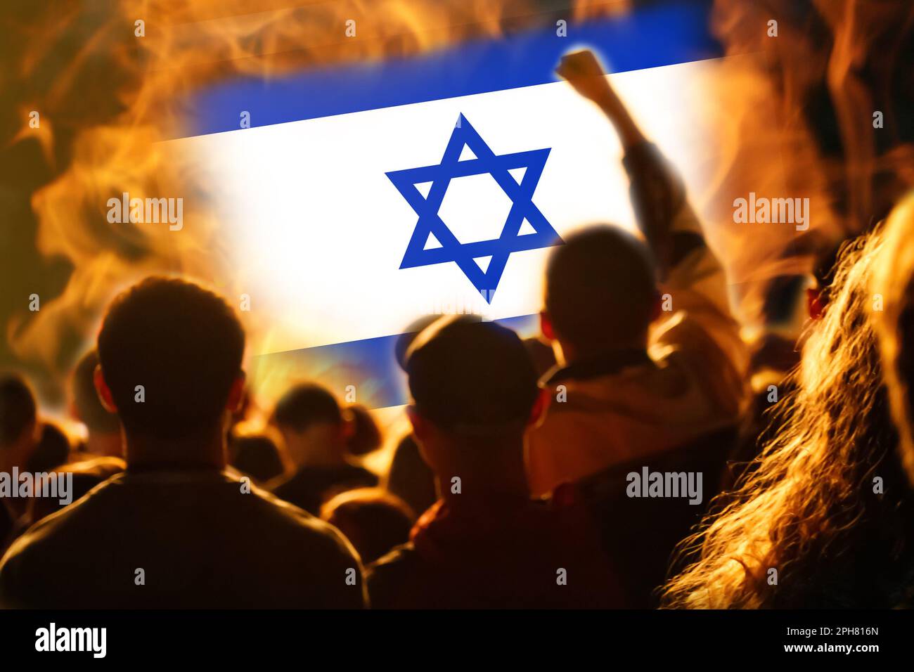 Manifestations Israël tel Aviv. Drapeau d'Israël. Manifestation en Israël 2023. Lever la main. Ministre de la Défense. Incendie. Hors foyer. Banque D'Images