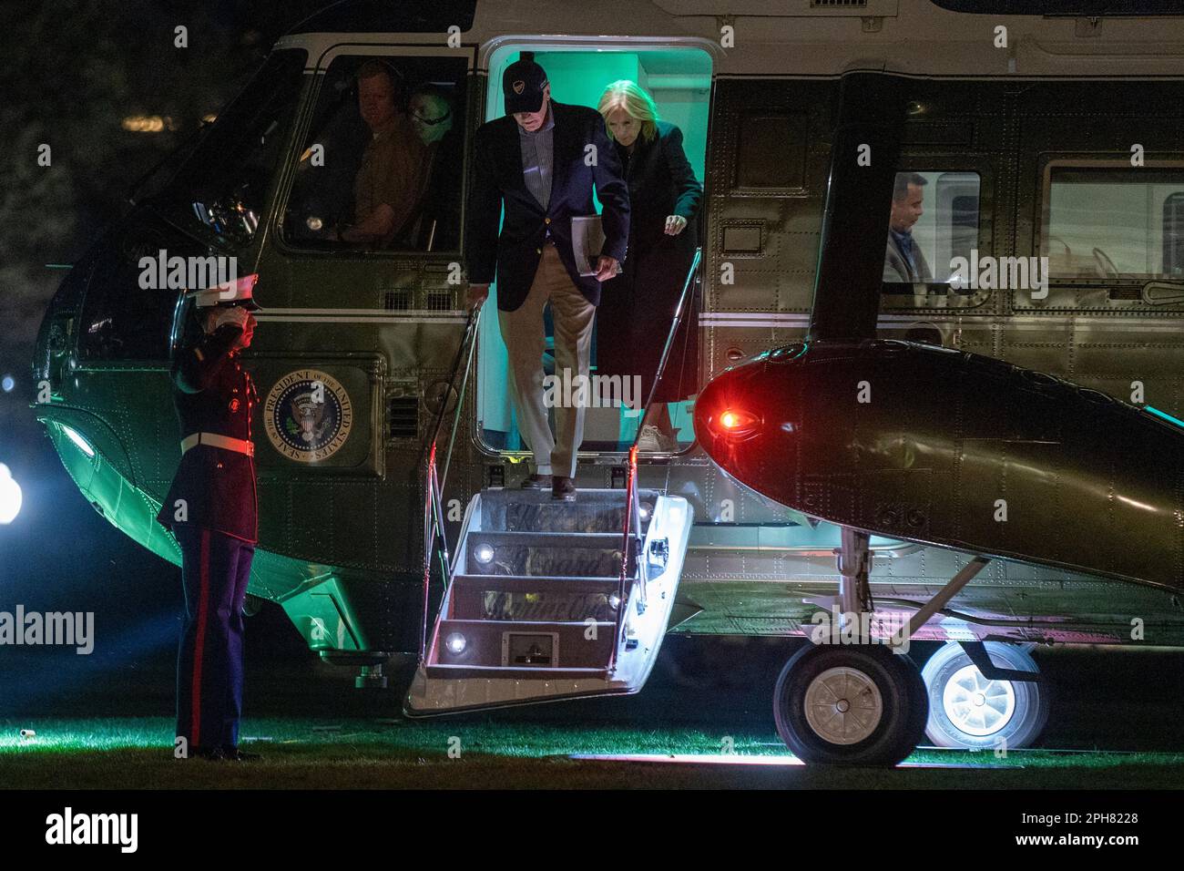 Washington, États-Unis. 26th mars 2023. LE président AMÉRICAIN Joe Biden et la première dame Jill Biden ont débarquer de Marine One après avoir atterri sur la pelouse sud de la Maison Blanche à Washington, DC, Etats-Unis, le 26 mars 2023. Le président Biden et la première dame Jill Biden sont retournés aux blancs après un week-end au Delaware. Credit: SIPA USA/Alay Live News Banque D'Images