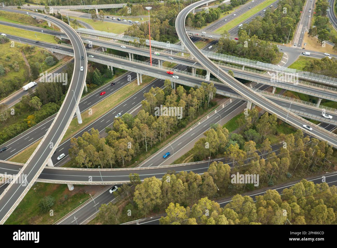 Vue aérienne du mouvement trafic brouillé à la jonction des autoroutes