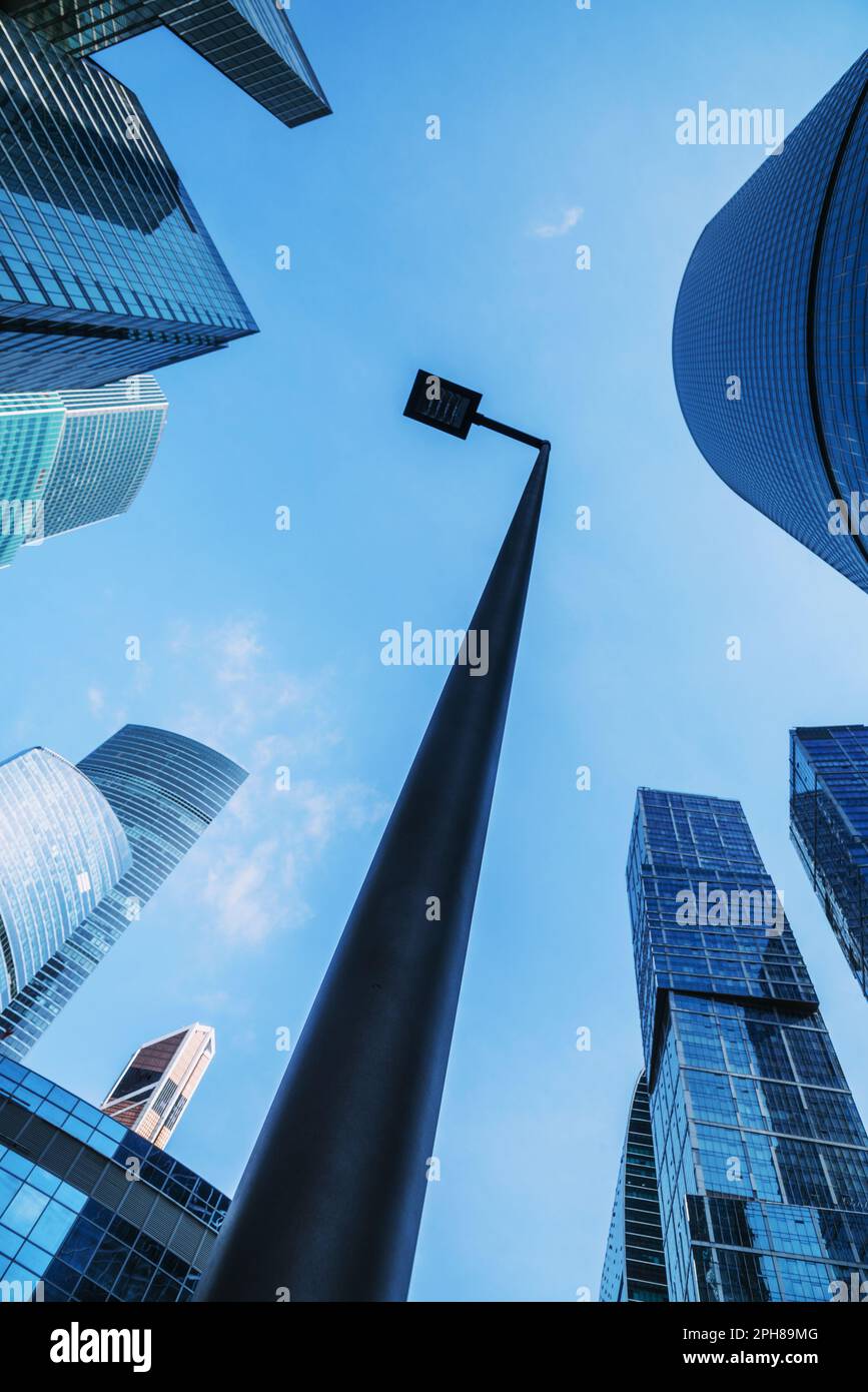 Gratte-ciels dans le quartier des affaires de Moscou. Vue de bas en haut des tours sur fond bleu ciel. Moscou. Russie Banque D'Images Gratte-ciels dans le quartier des affaires de Moscou. Vue de bas en haut des tours sur fond bleu ciel. Moscou. Russie Banque D'Images