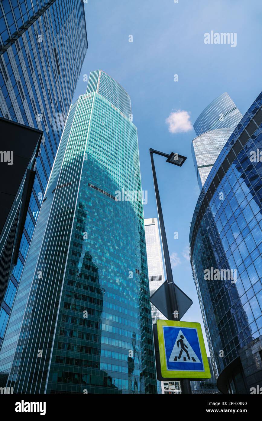Gratte-ciels dans le quartier des affaires de Moscou. Vue de bas en haut des tours sur fond bleu ciel. Moscou. Russie Banque D'Images Gratte-ciels dans le quartier des affaires de Moscou. Vue de bas en haut des tours sur fond bleu ciel. Moscou. Russie Banque D'Images