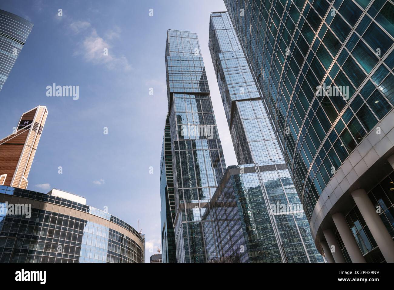 Gratte-ciels dans le quartier des affaires de Moscou. Vue de bas en haut des tours sur fond bleu ciel. Moscou. Russie Banque D'Images Gratte-ciels dans le quartier des affaires de Moscou. Vue de bas en haut des tours sur fond bleu ciel. Moscou. Russie Banque D'Images
