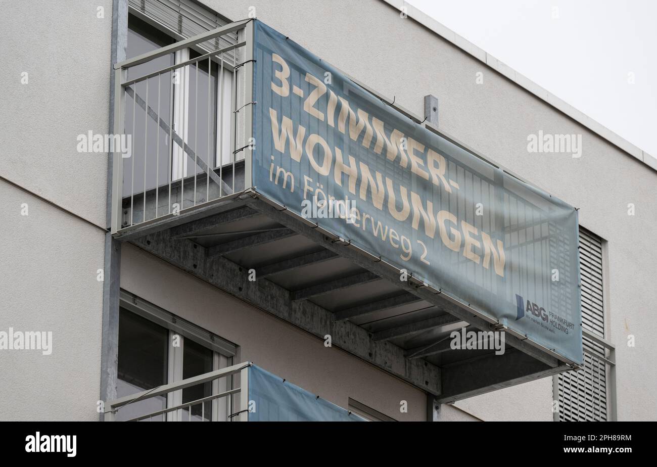 13 mars 2023, Hesse, Francfort-sur-le-main: Appartements récemment construits dans le Platensiedlung à Francfort. Ici, un espace de vie supplémentaire est créé grâce à la densification et à l'ajout de nouveaux étages aux maisons existantes. (À dpa 'pénurie de logements contre gloutonnerie terrestre - redensification dans les villes de Hesse' de 27.03.2023) photo: Boris Roessler/dpa Banque D'Images