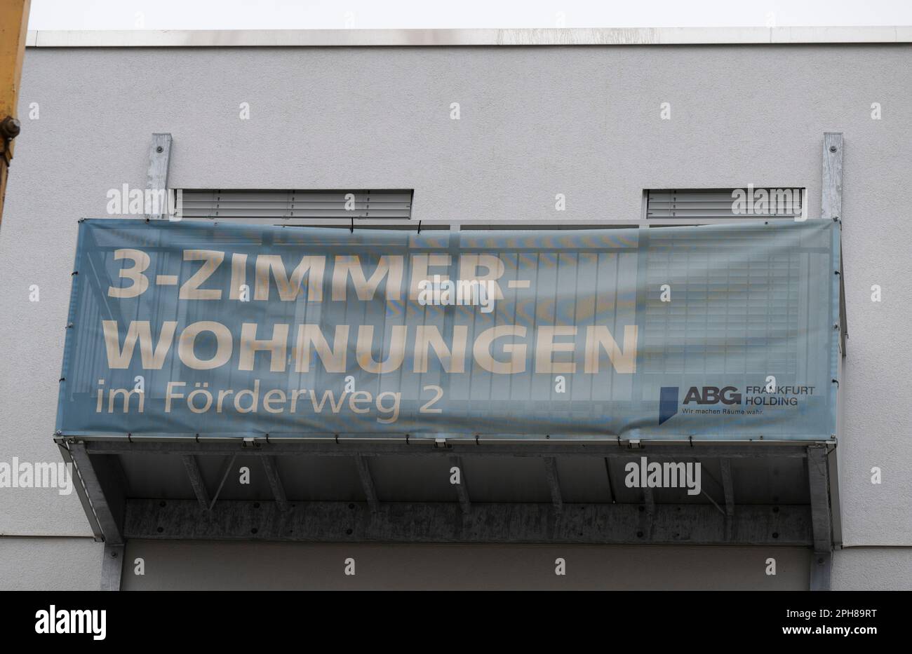 13 mars 2023, Hesse, Francfort-sur-le-main: Appartements récemment construits dans le Platensiedlung à Francfort. Ici, un espace de vie supplémentaire est créé grâce à la densification et à l'ajout de nouveaux étages aux maisons existantes. (À dpa 'pénurie de logements contre gloutonnerie terrestre - redensification dans les villes de Hesse' de 27.03.2023) photo: Boris Roessler/dpa Banque D'Images