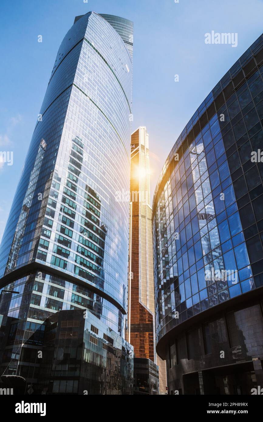 Gratte-ciels dans le quartier des affaires de Moscou. Vue de bas en haut des tours sur fond bleu ciel. Moscou. Russie Banque D'Images Gratte-ciels dans le quartier des affaires de Moscou. Vue de bas en haut des tours sur fond bleu ciel. Moscou. Russie Banque D'Images