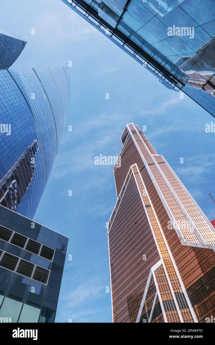 Gratte-ciels dans le quartier des affaires de Moscou sur fond bleu ciel. Moscou. Russie Banque D'Images Gratte-ciels dans le quartier des affaires de Moscou sur fond bleu ciel. Moscou. Russie Banque D'Images