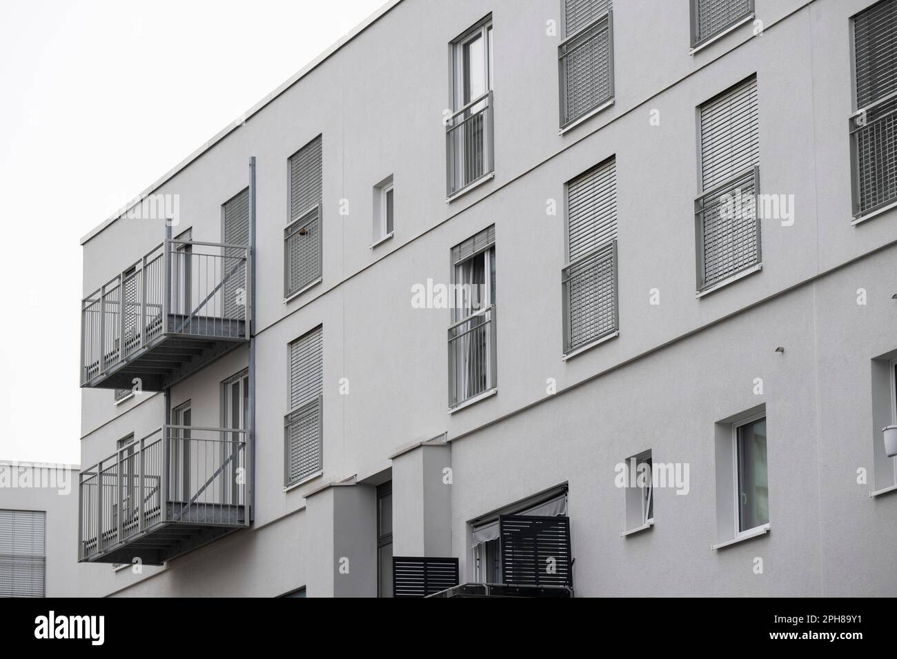 13 mars 2023, Hesse, Francfort-sur-le-main: Appartements récemment construits dans le Platensiedlung à Francfort. Ici, un espace de vie supplémentaire est créé grâce à la densification et à l'ajout de nouveaux étages aux maisons existantes. (À dpa 'pénurie de logements contre gloutonnerie terrestre - redensification dans les villes de Hesse' de 27.03.2023) photo: Boris Roessler/dpa Banque D'Images