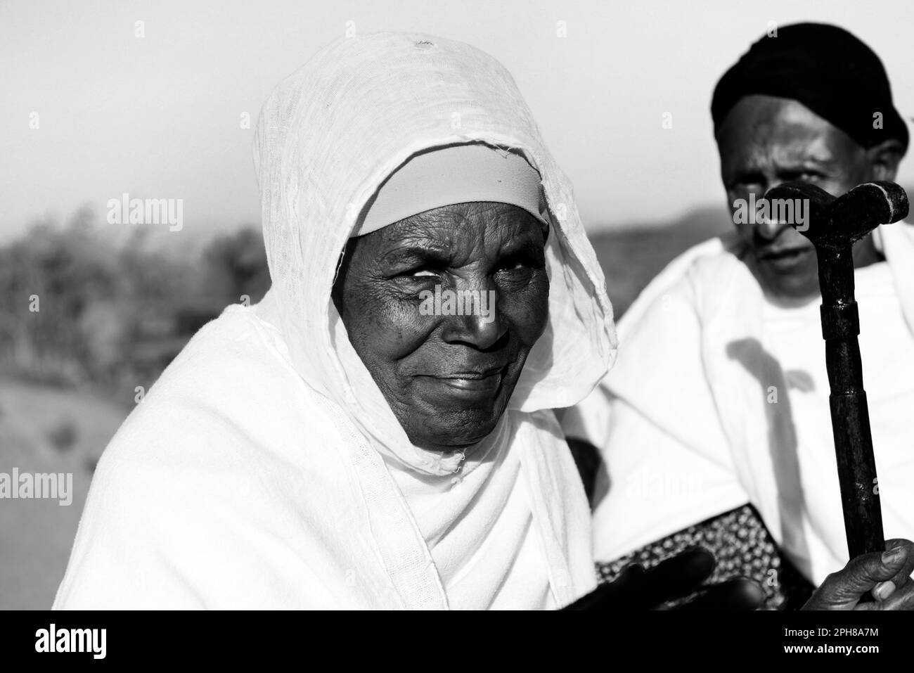 Des femmes éthiopiennes âgées marchant vers les anciennes églises de Lalibela pendant la semaine de Pâques. Lalibela, hautes terres d'Amhara, Éthiopie. Banque D'Images