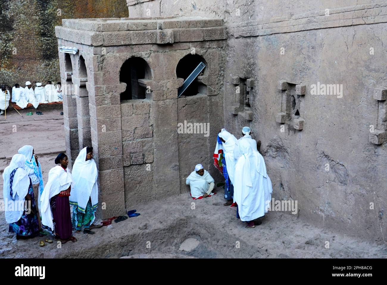 Des pèlerins éthiopiens priant à l'église de Bete Maryam pendant le festival de la semaine de Pâques. Lalibea, Éthiopie. Banque D'Images