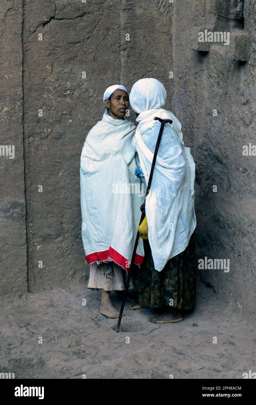 Des pèlerins éthiopiens priant à l'église de Bete Maryam pendant le festival de la semaine de Pâques. Lalibea, Éthiopie. Banque D'Images