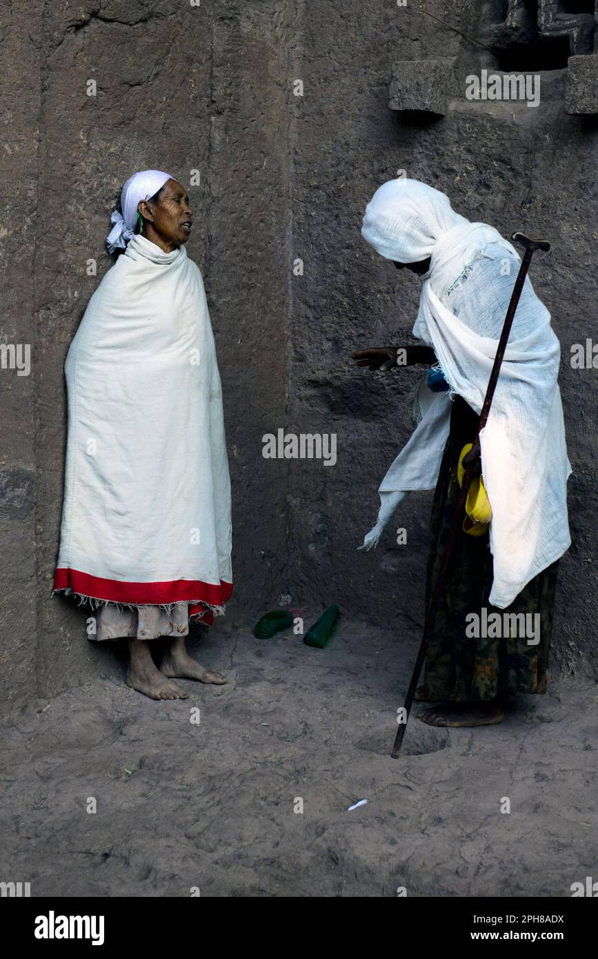 Des pèlerins éthiopiens priant à l'église de Bete Maryam pendant le festival de la semaine de Pâques. Lalibea, Éthiopie. Banque D'Images